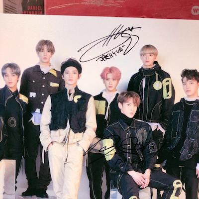 nct127 メンバーたちのサイン入りポスターの画像