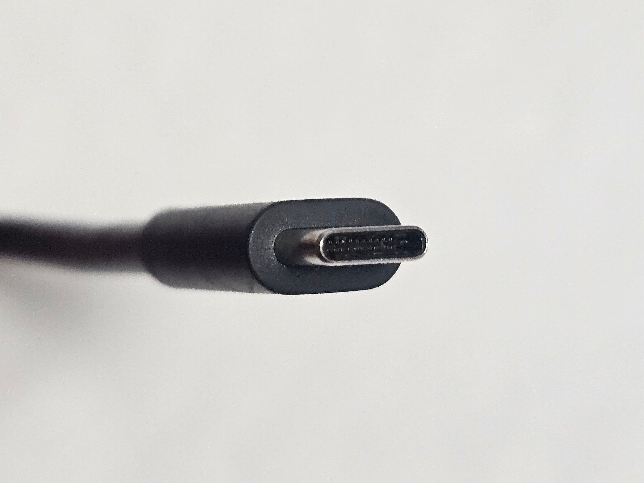 検証】Dellのモニター付属の Thunderbolt 4 ケーブル - う！