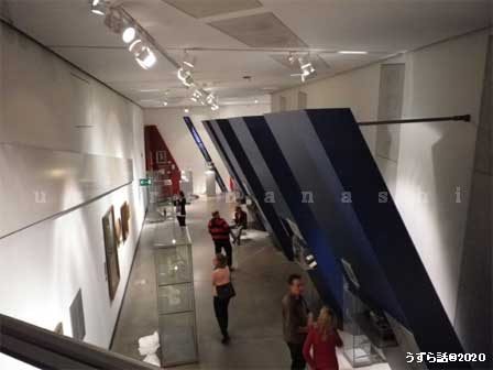 展示の台なども斜線なつくり
