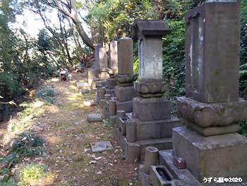 山奥の墓