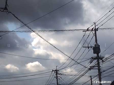 むら雲と電線