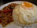 鶏挽肉バジル炒めのせご飯