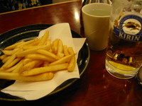 ポテトフライで焼酎、ビールをキメる
