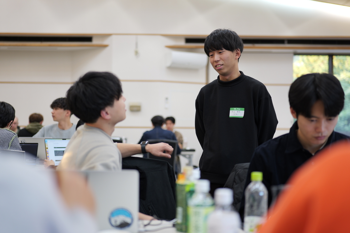 内定者同士で相談している様子