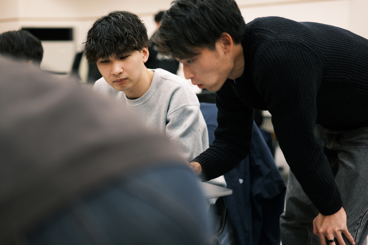 社員に質問している様子1