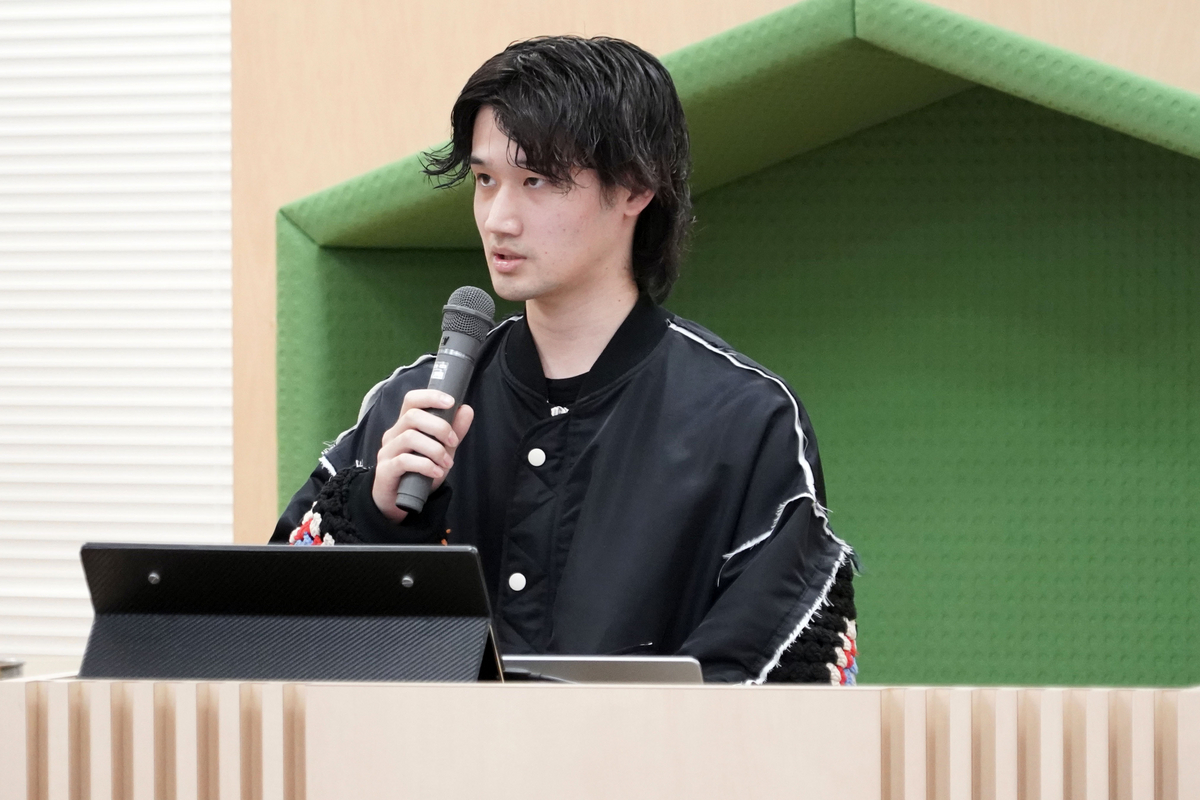 2人目の登壇者である山岡が登壇している様子