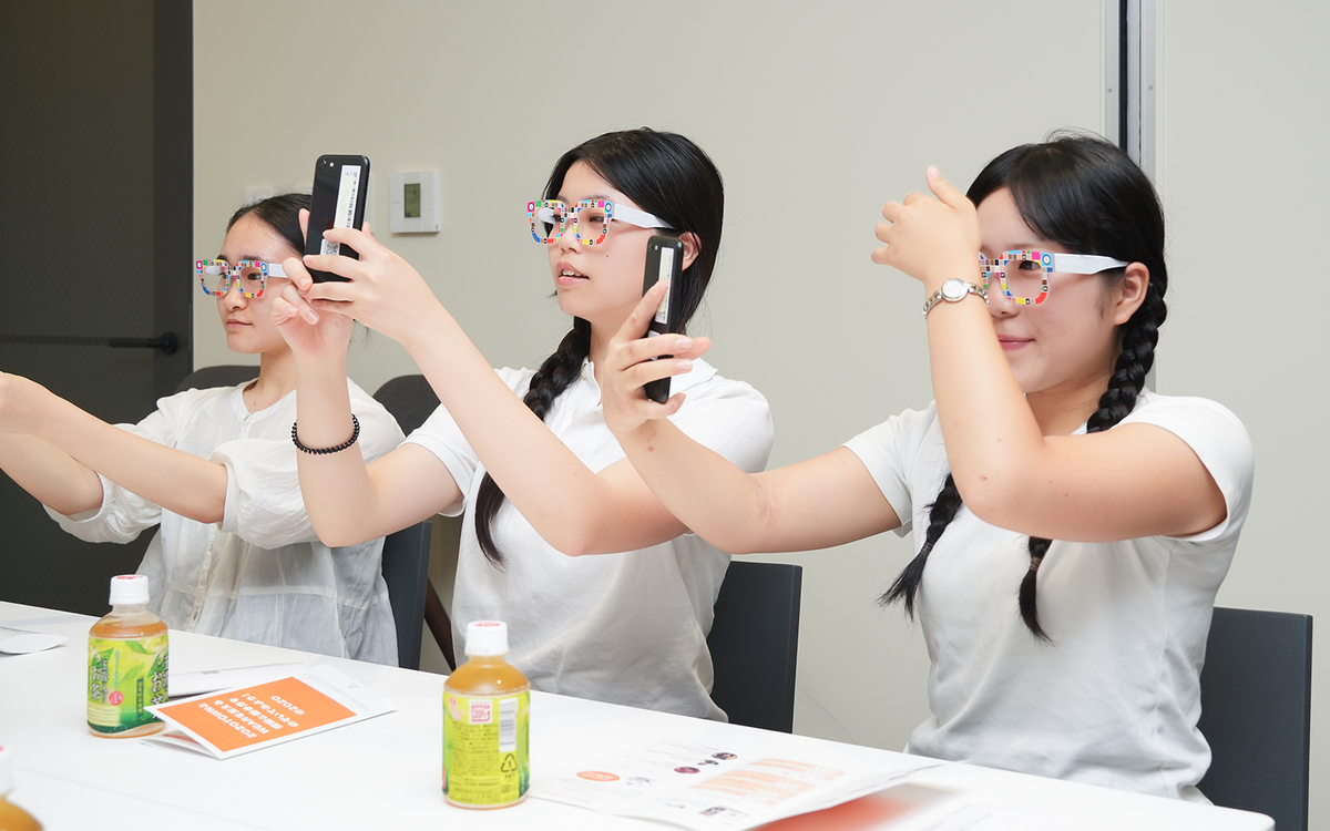 ZOZOGLASSを体験する様子