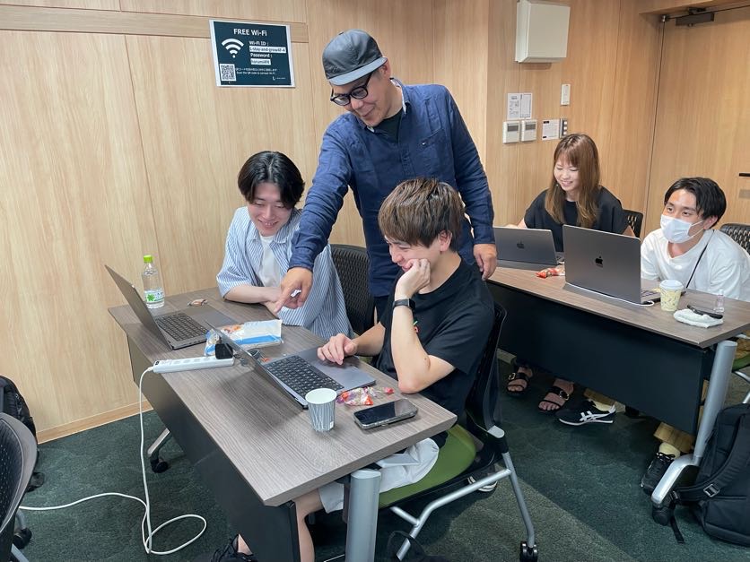 リプレイスプロジェクトメンバーによる模範解答の説明の様子