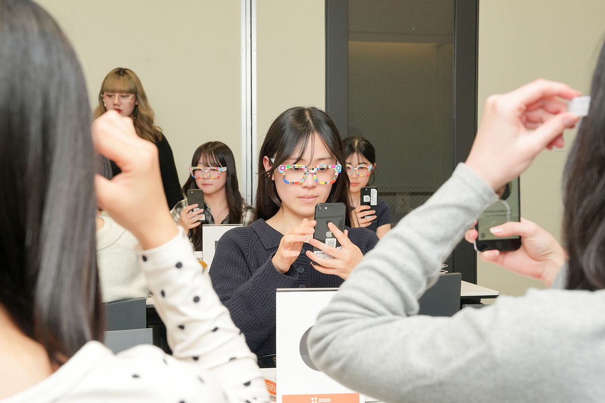 ZOZOGLASSを体験する様子