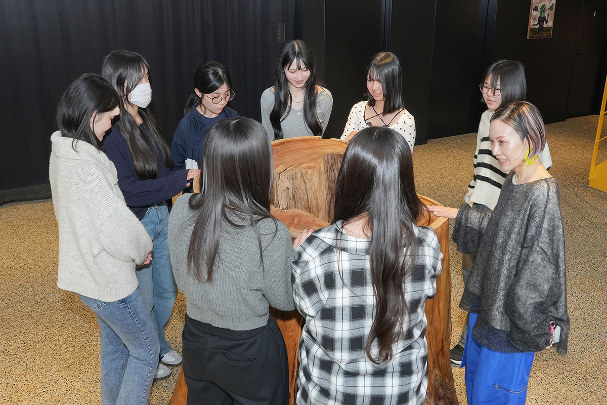 オフィスツアーでZOZOTENTを案内する様子