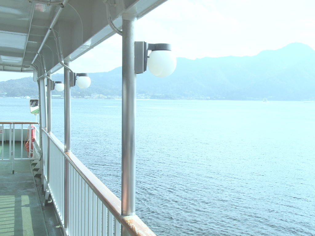 広島県宮島に向かうフェリーの船内