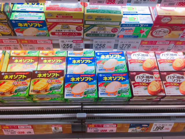 マーガリンが積まれて売られている様子の写真