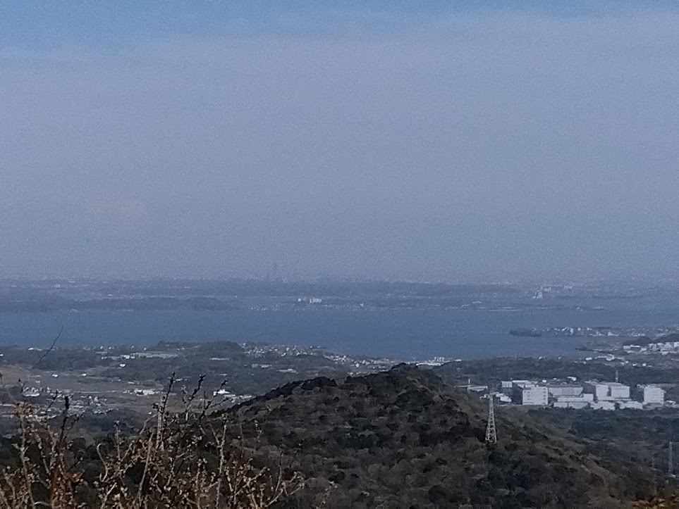 浜名湖の向こうに微かにアクトタワーが見える