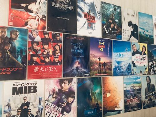 壁に貼られた映画のチラシたち