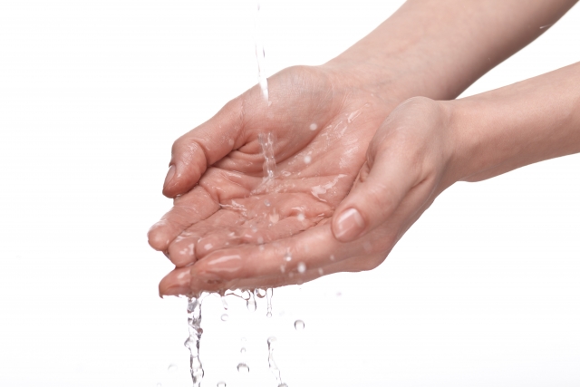 手を洗う
