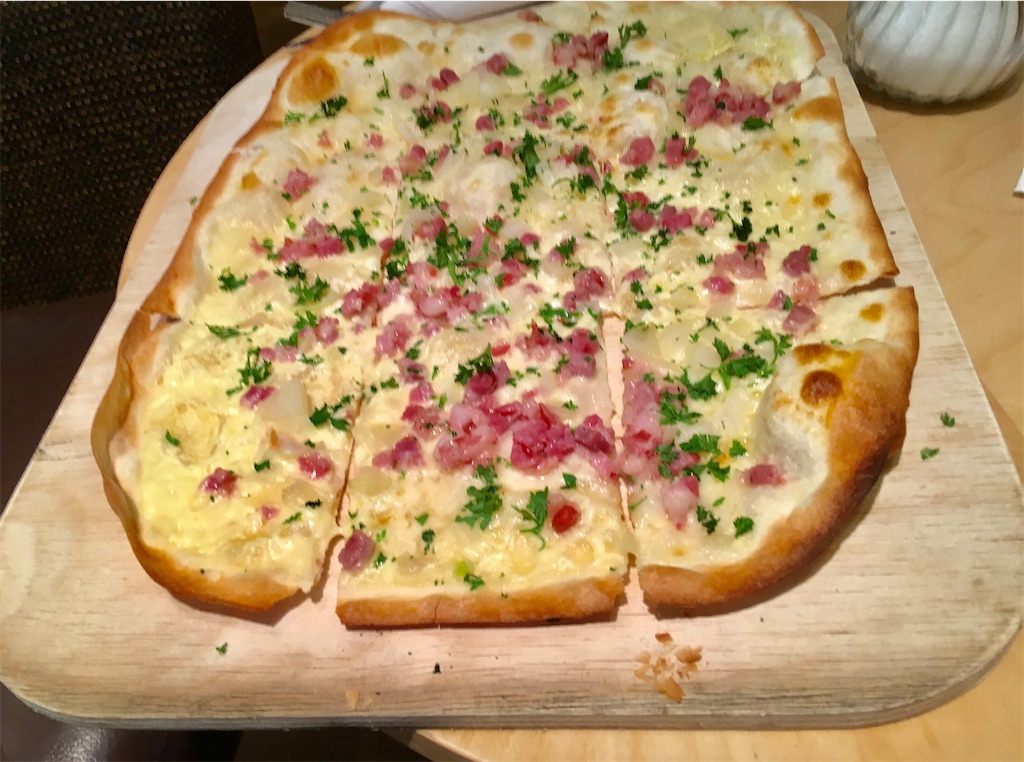 パリサク軽うま ドイツ的薄ピザ フラムクーヘンflammkuchenを食べる もぐもぐと独逸