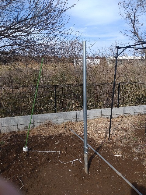 単管パイプの打ち込み作業風景