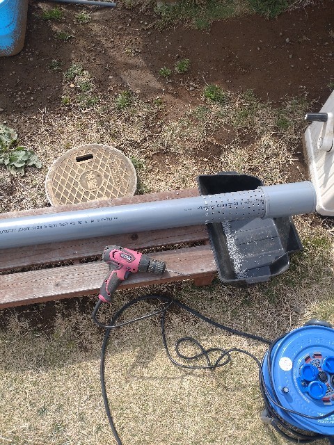 塩ビ管の穴あけ作業