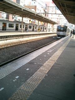 「JR津田沼駅 総武線快速電車」（2005/02/05、千葉県習志野市）