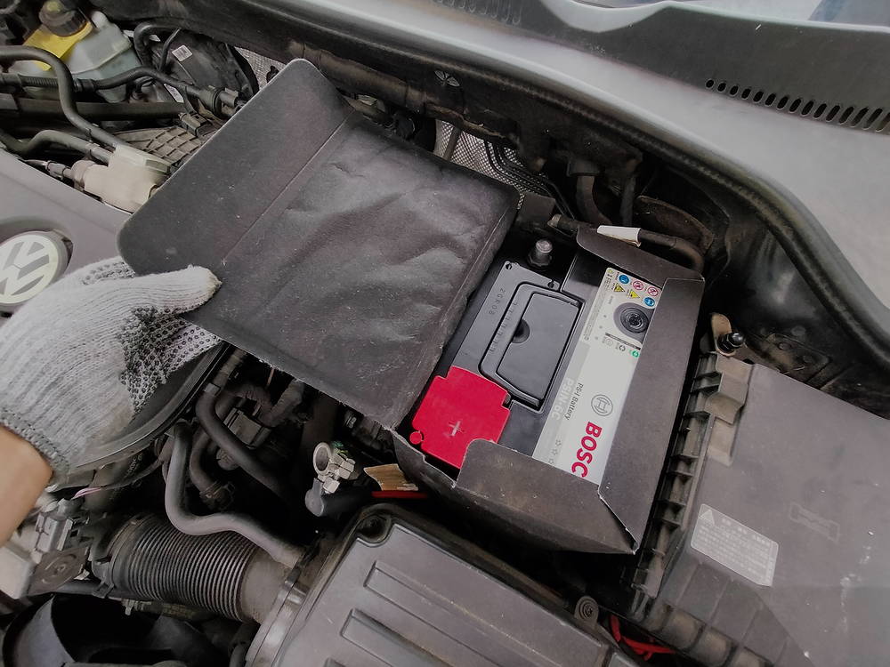 保存版】超わかりやすい VW ゴルフ5型のバッテリー交換手順