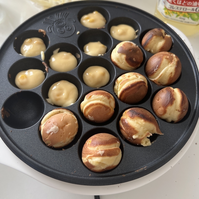 とうもろこしを加えた生地のベビーカステラ。たこ焼き器で簡単アレンジ