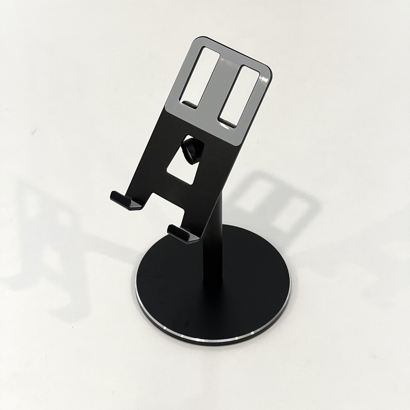 Zekoo aluminum iPad stand in a minimalist night desk setup｜Zekoo製ミニマルデザインのiPadスタンド
