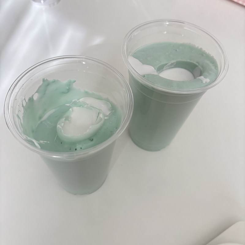 2歳児の手型に石膏を流し込んだ直後のカップ。かたと~るで作った型に模型用石膏を注いで固めています。