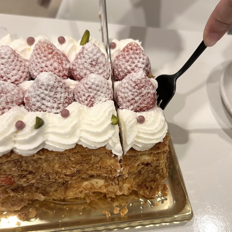 ミルフィーユを切り分けるところ