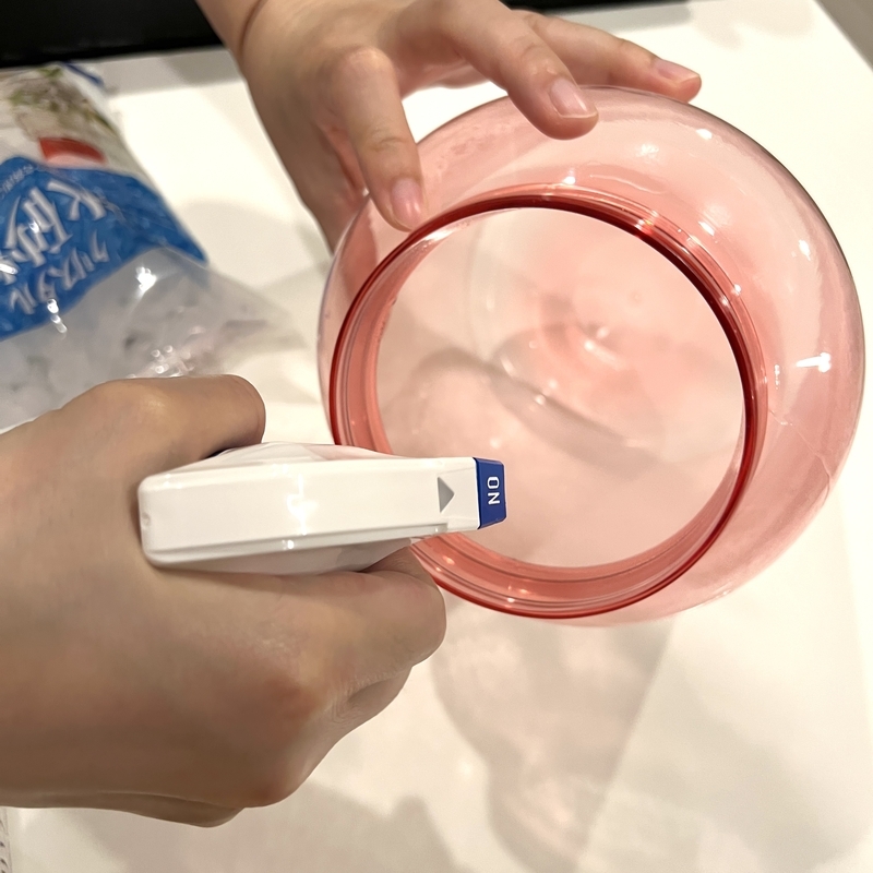 梅シロップ用の保存瓶をパストリーゼで消毒しているところ