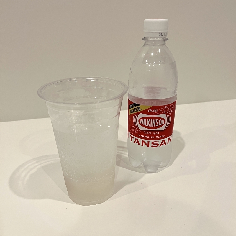 梅シロップを炭酸水で割った梅ジュース