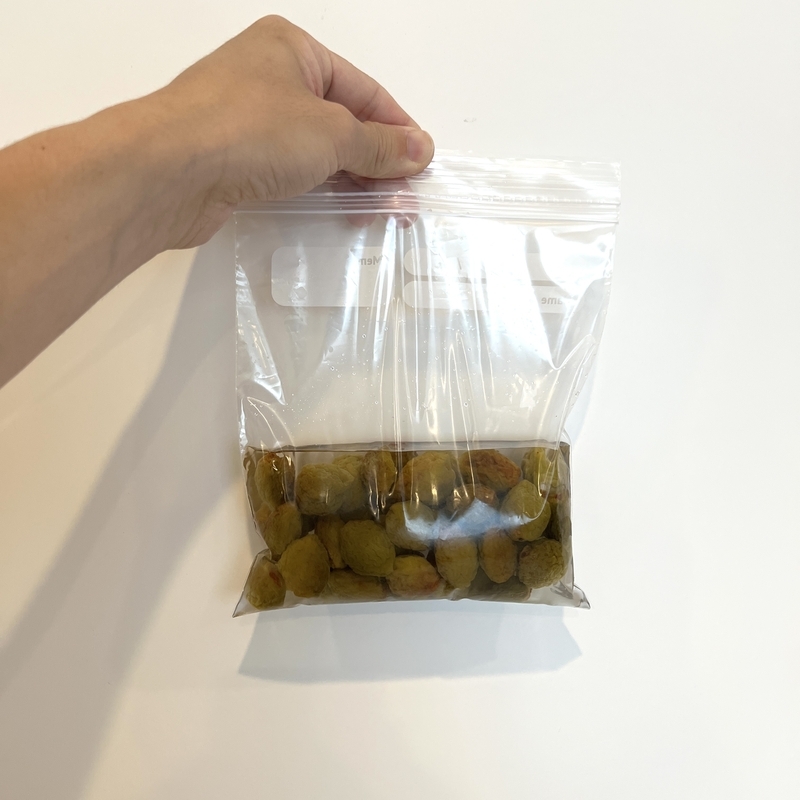 梅シロップの梅で梅干しづくり、材料をジップロックに入れたところ