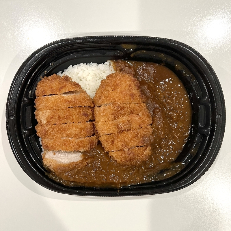 ローソンの50%増量、盛りすぎ！カツカレーを開けたところ