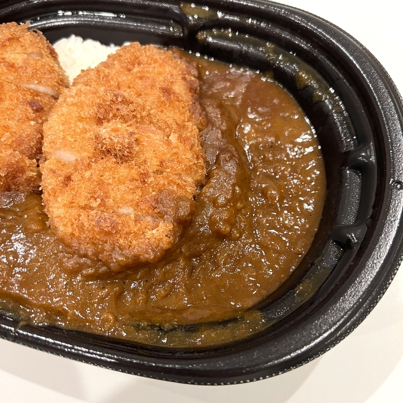 盛りすぎ！カツカレーのルウ　前回は容器が別になっていた