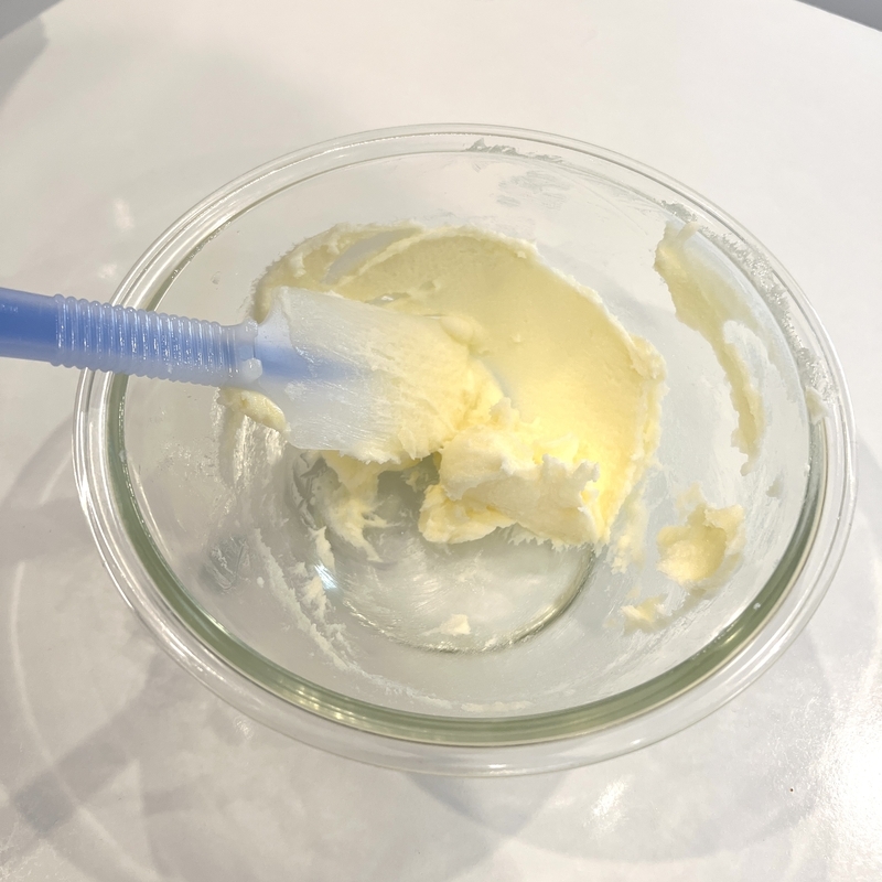 ボウルの中でバターと砂糖を混ぜている様子
