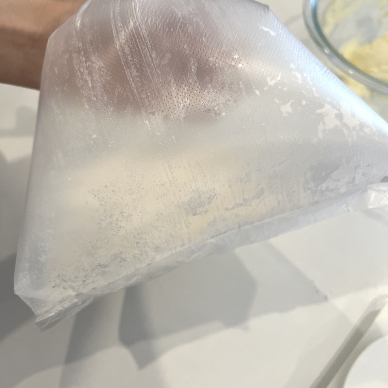 薄力粉をビニール袋に入れ空気を入れて振るとふるい代わりに