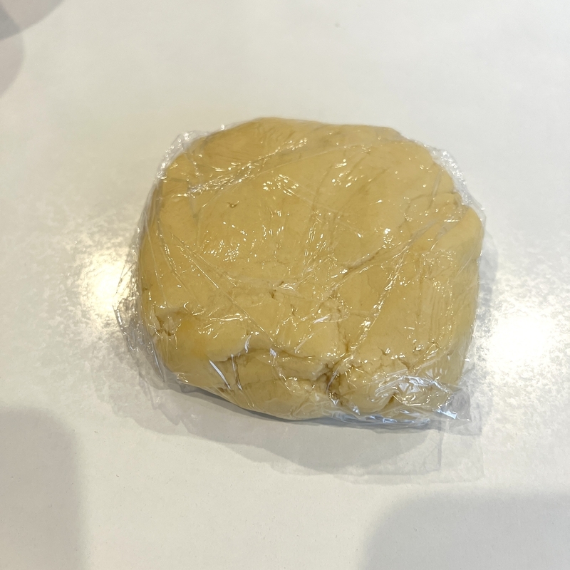 ラップに包んだクッキー生地を休ませる準備をしている写真