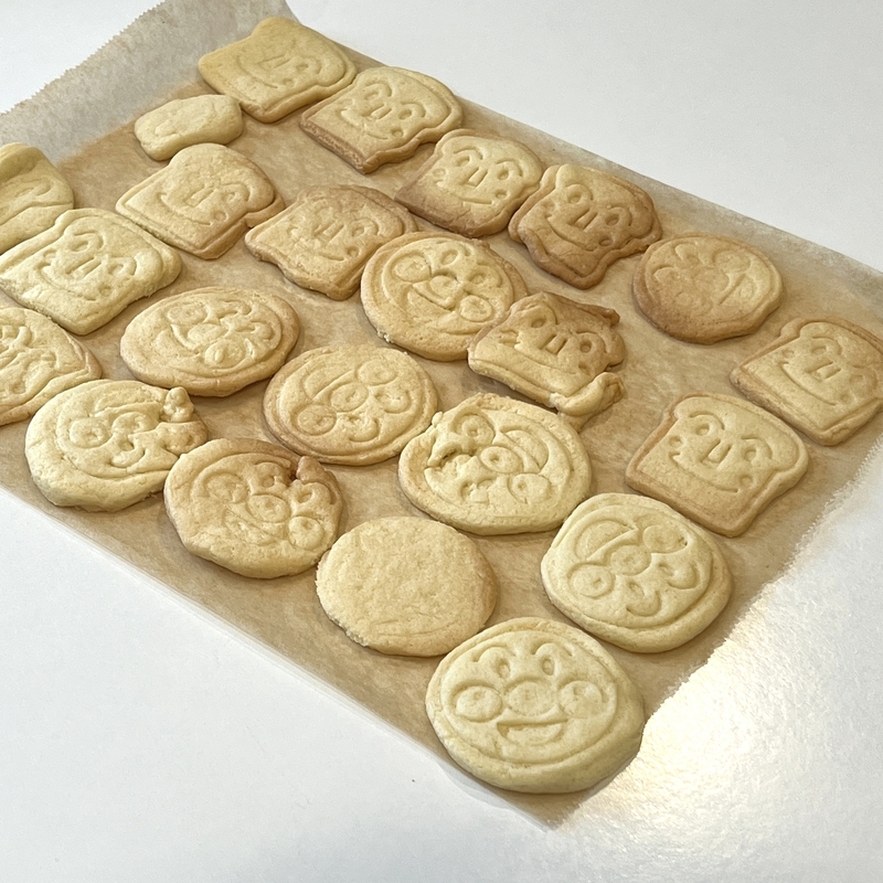 焼きあがったアンパンマンクッキーを冷ましているところ