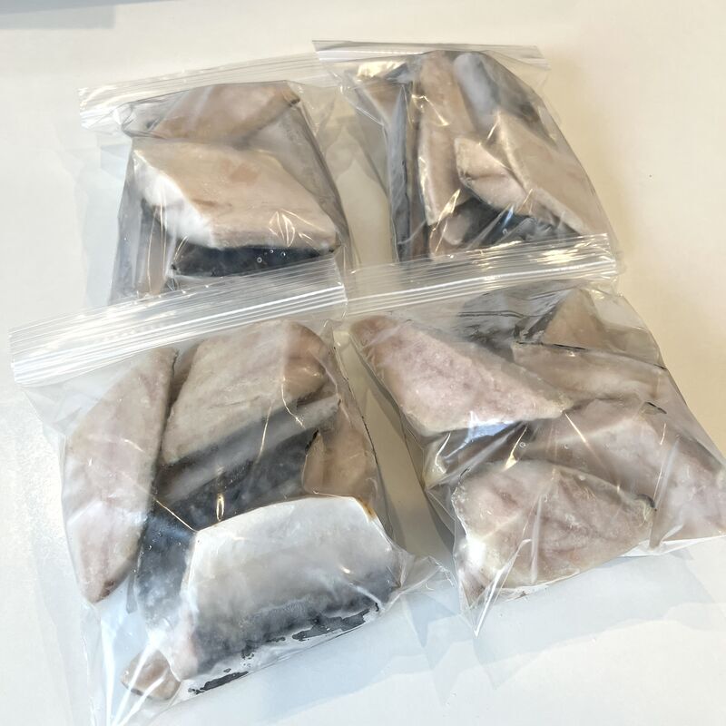 2.5kgの冷凍さばをジップロックに10切れずつ小分けにした様子