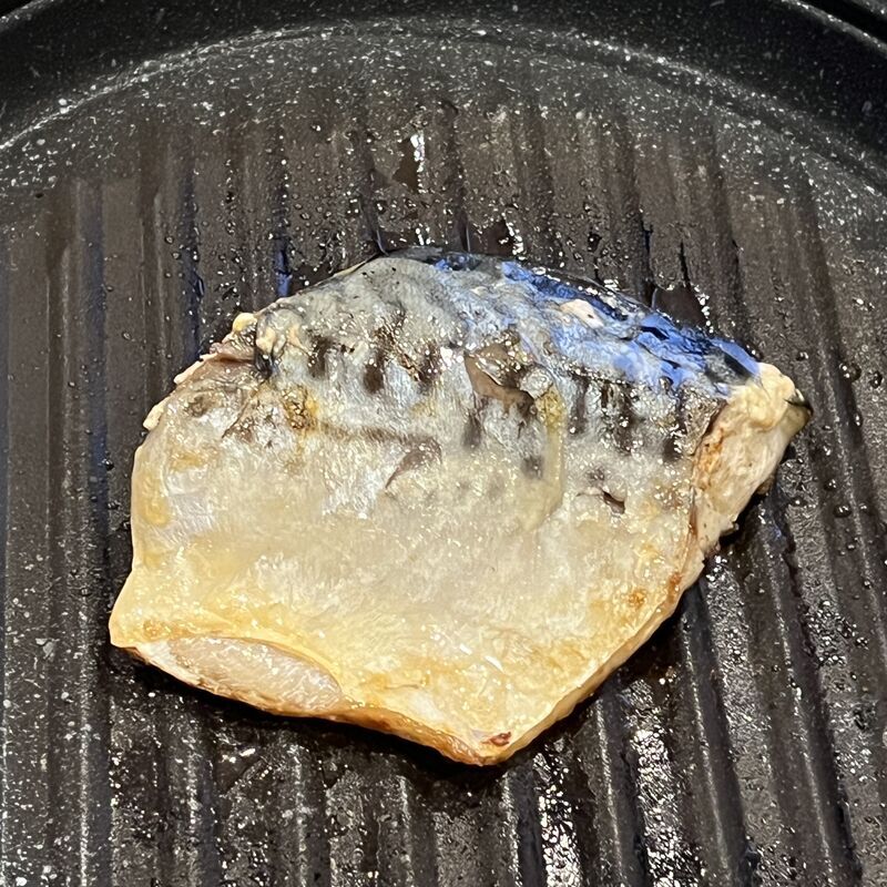 レンジメートプロを使って焼いた、骨なし・無塩さばの焼き魚。脂がのってふっくらと美味しそうです。