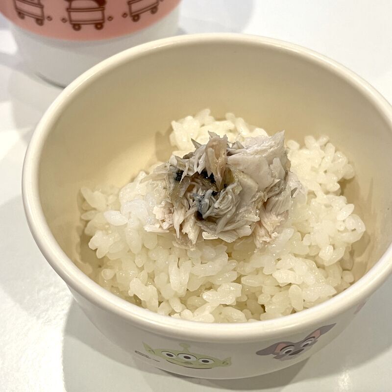ほぐした焼さばをご飯の上に載せた子供用のお皿。