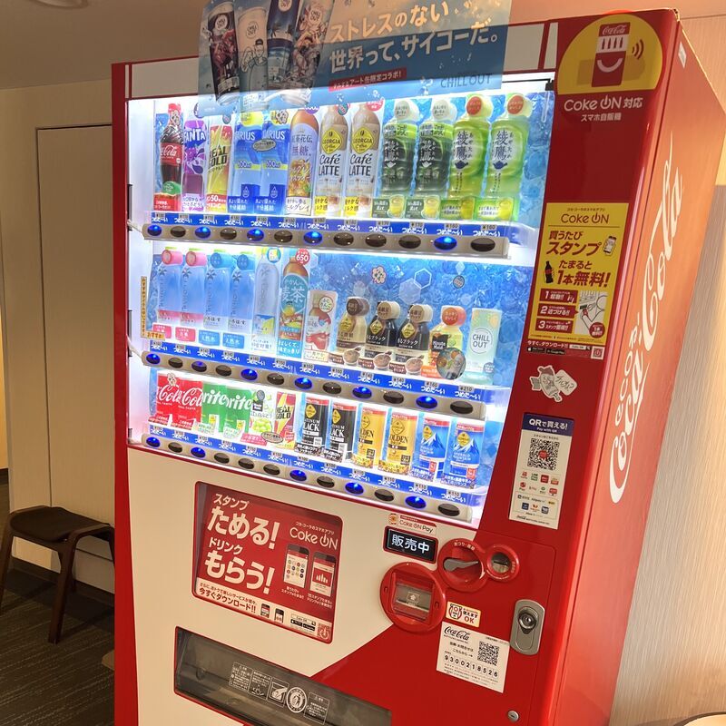 ホテルビアントスの廊下に設置されたCoke ON対応コカ・コーラ自動販売機