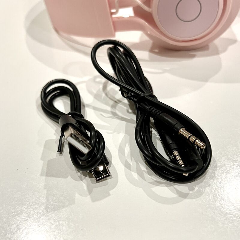 付属のUSBケーブルと3.5mmオーディオケーブル
