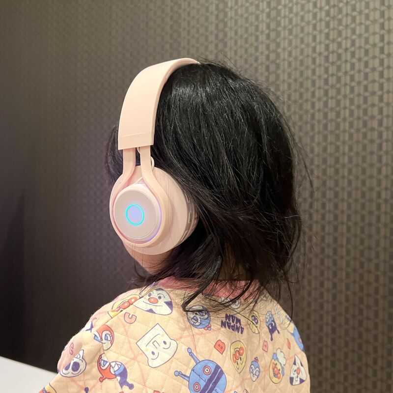 2歳7か月の娘がピンクの子ども用ヘッドホンを装着している様子