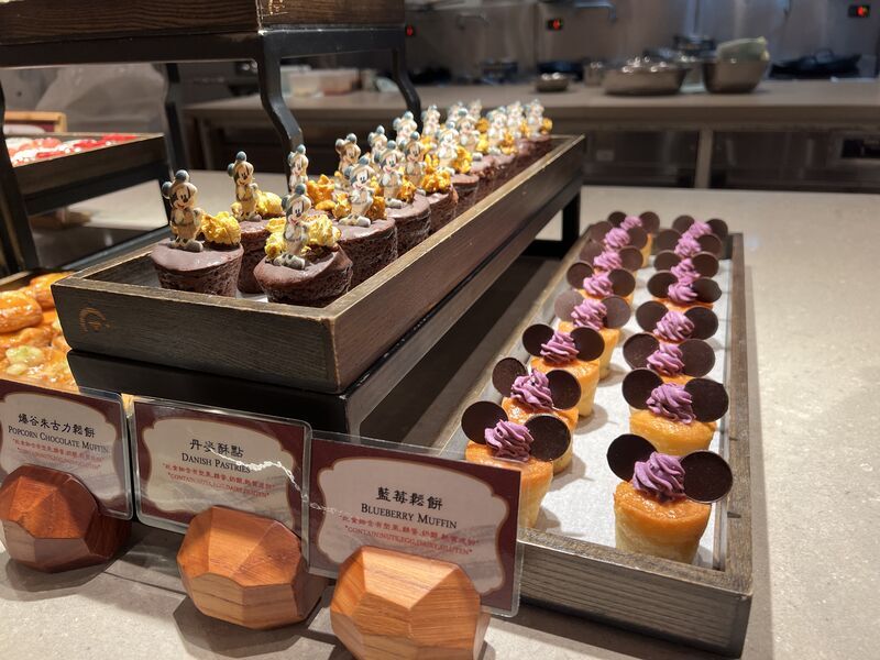 ディズニーデザインのカップケーキが並ぶデザートコーナー（Dragon Wind）
