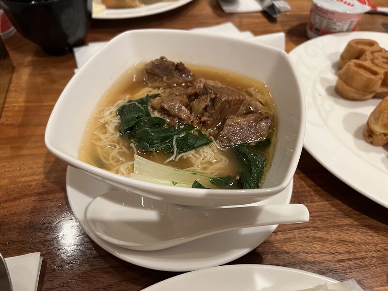 Disney Explorers Lodge内レストランDragon Windの牛肉の載った麺
