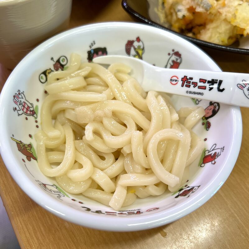 2歳8か月の娘用の取り分け皿に分けたスシローのうどん