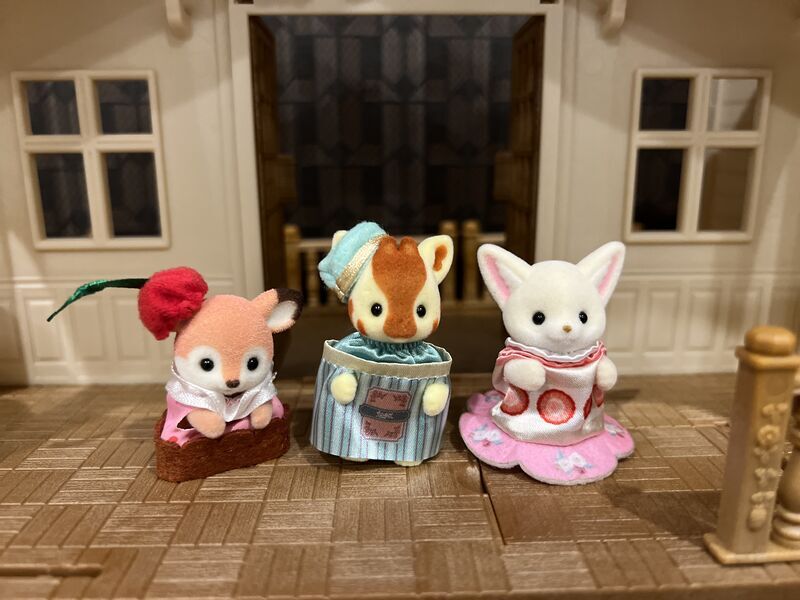 赤い屋根のおうちに並べた、どきどきコレクションのシルバニアファミリー赤ちゃんたち