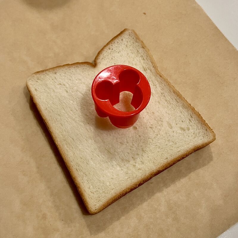 ミッキーの形の食パンの作り方　ミッキーの型を食パンの上に乗せているところ