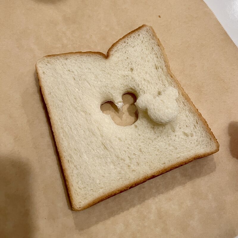 ミッキーの形の食パンの作り方　ミッキーの形にくり抜かれた食パン