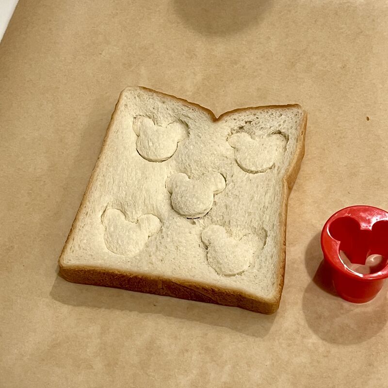 ミッキーの形の食パン　型が小さめなので複数くり抜くことができます